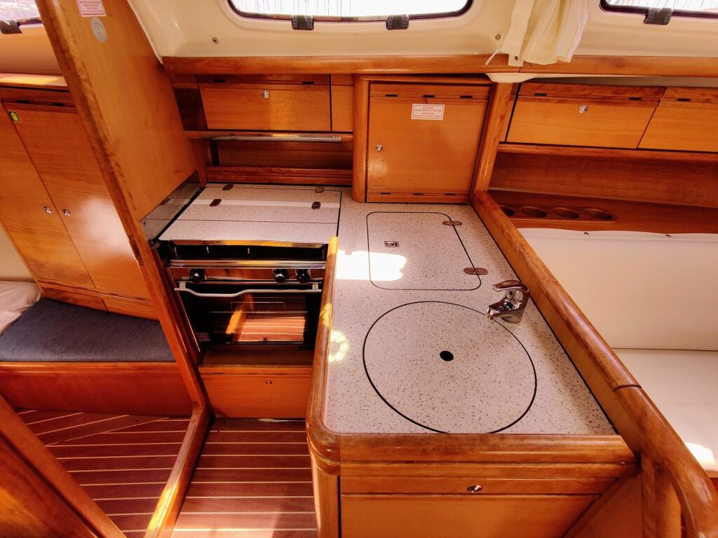 Sailing yacht 