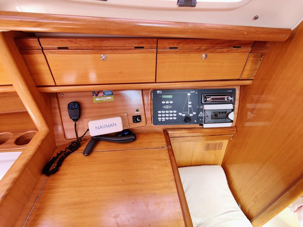 Sailing yacht 