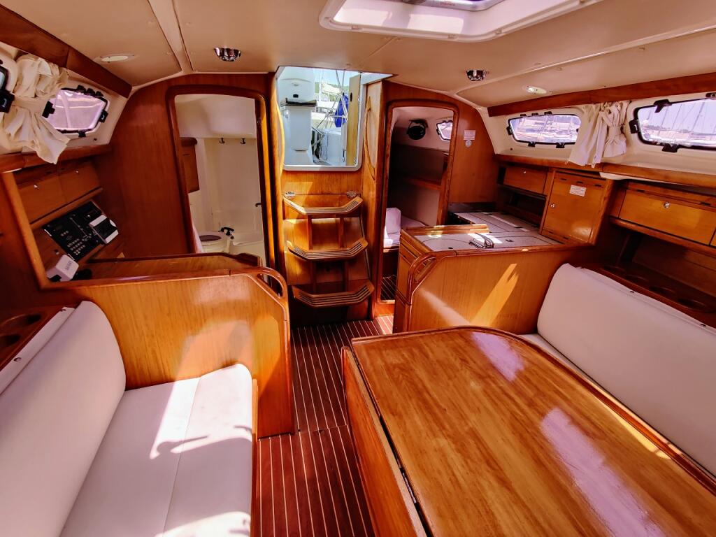 Sailing yacht 