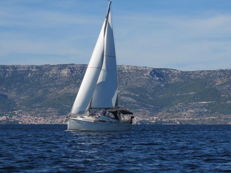 Sailing yacht 