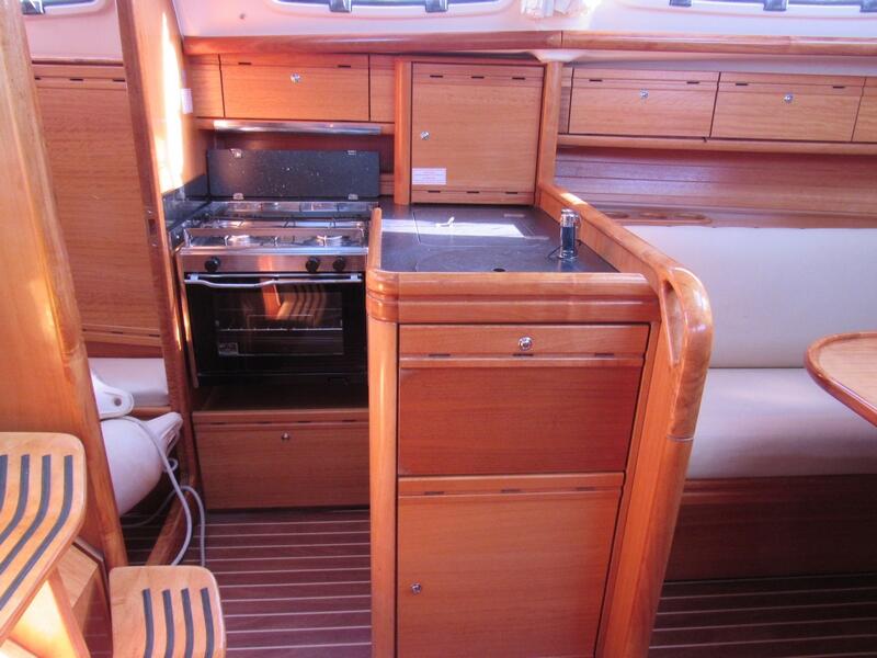Sailing yacht 