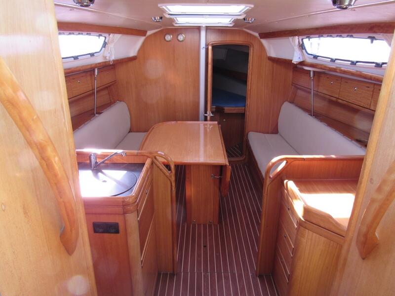 Sailing yacht 