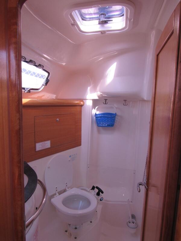 Sailing yacht 