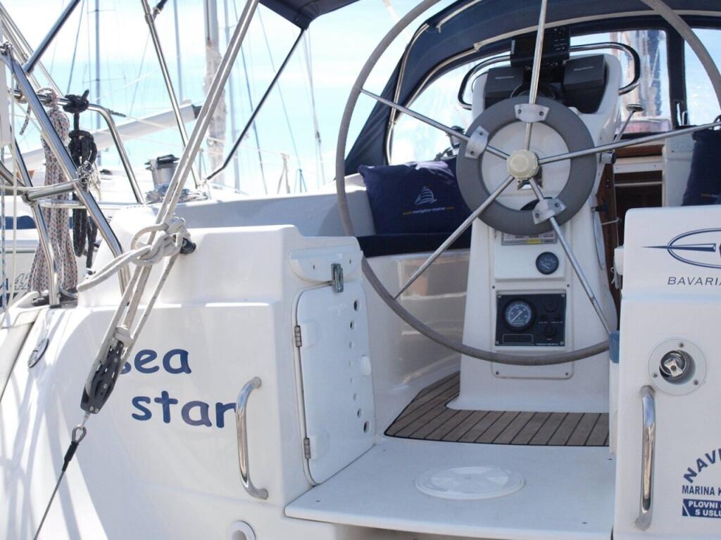 Sailing yacht 