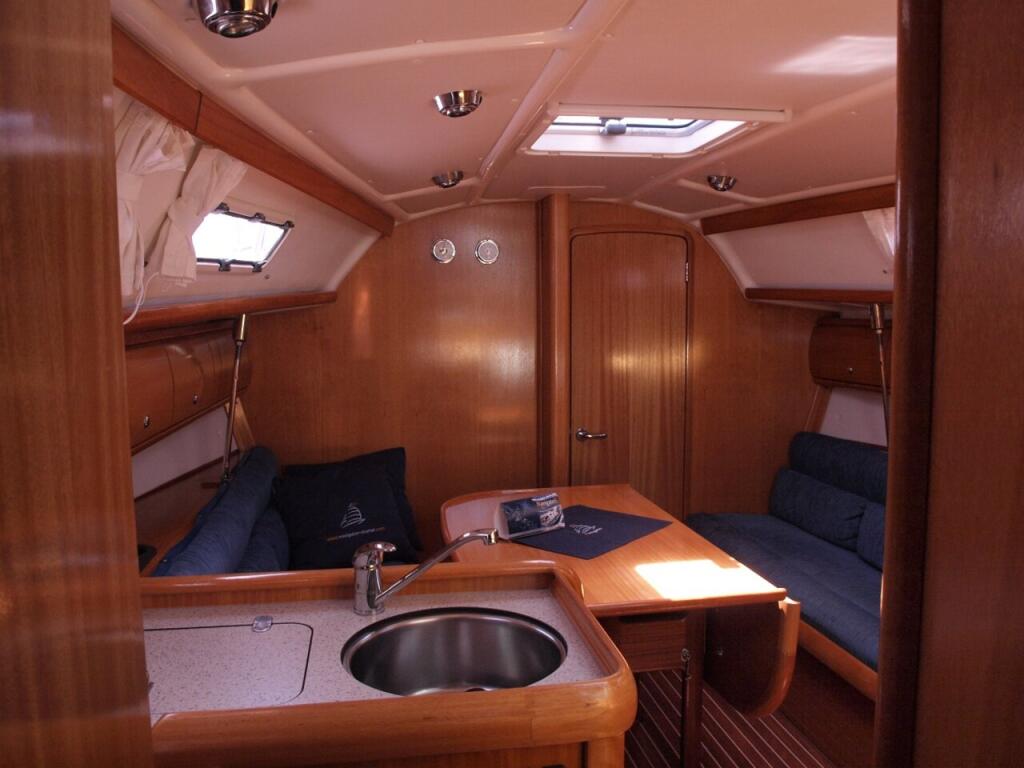 Sailing yacht 