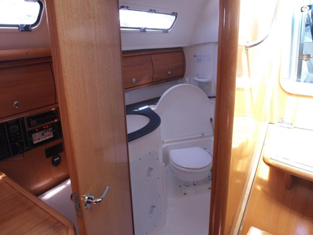 Sailing yacht 