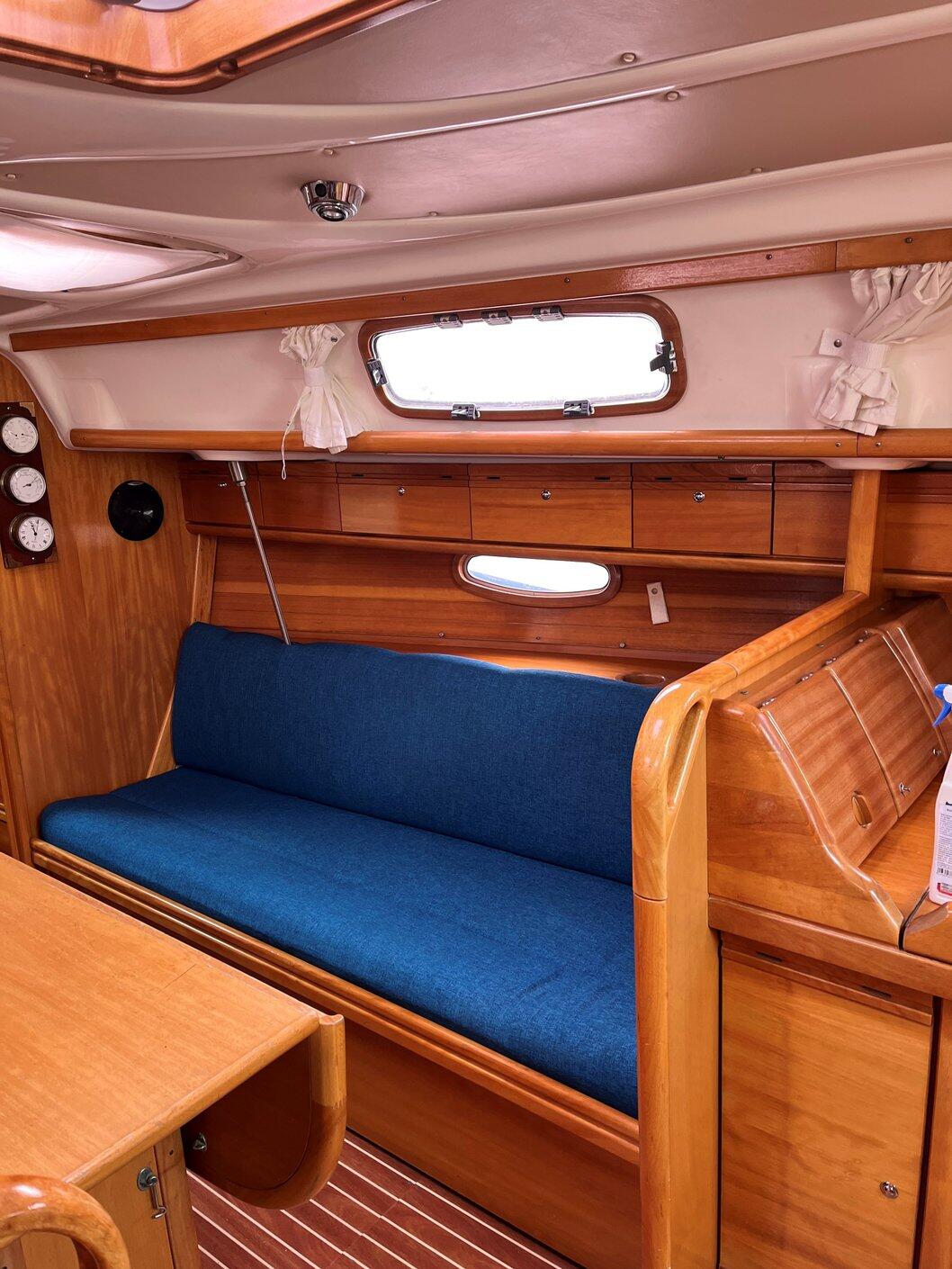 Sailing yacht 