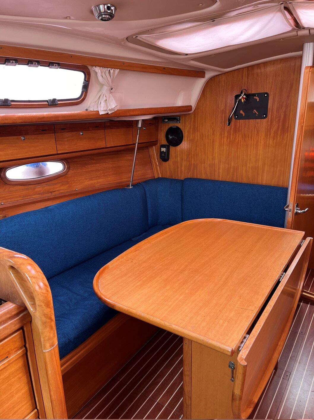 Sailing yacht 
