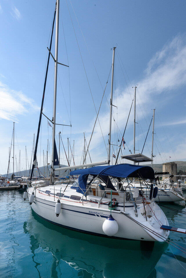 Sailing yacht 