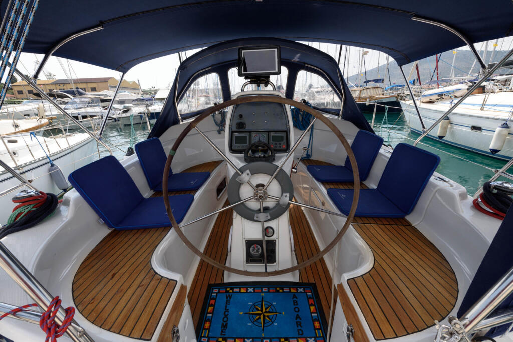 Sailing yacht 