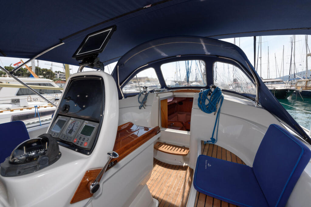 Sailing yacht 