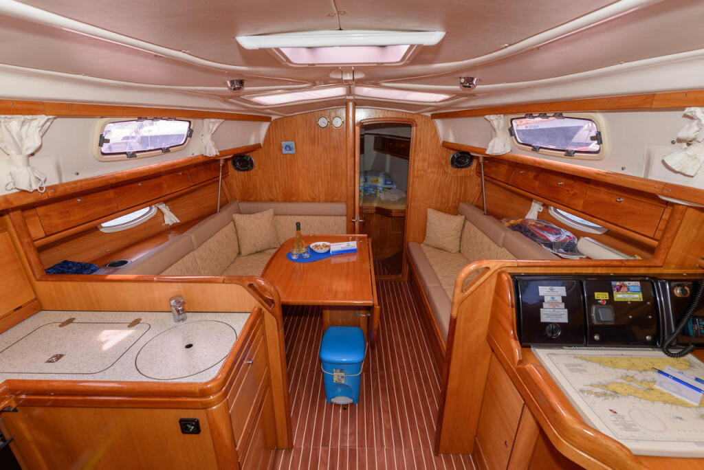 Sailing yacht 