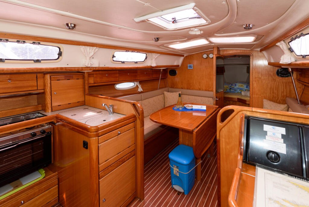 Sailing yacht 
