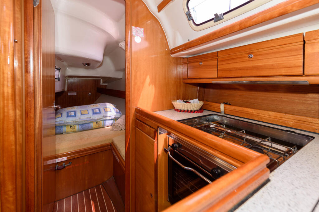 Sailing yacht 