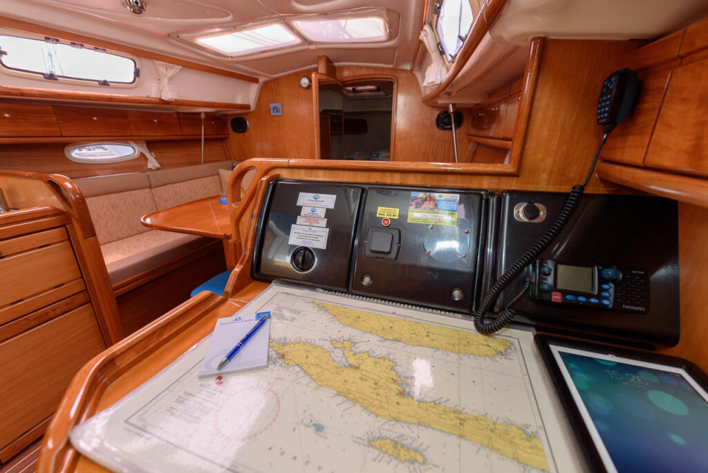 Sailing yacht 
