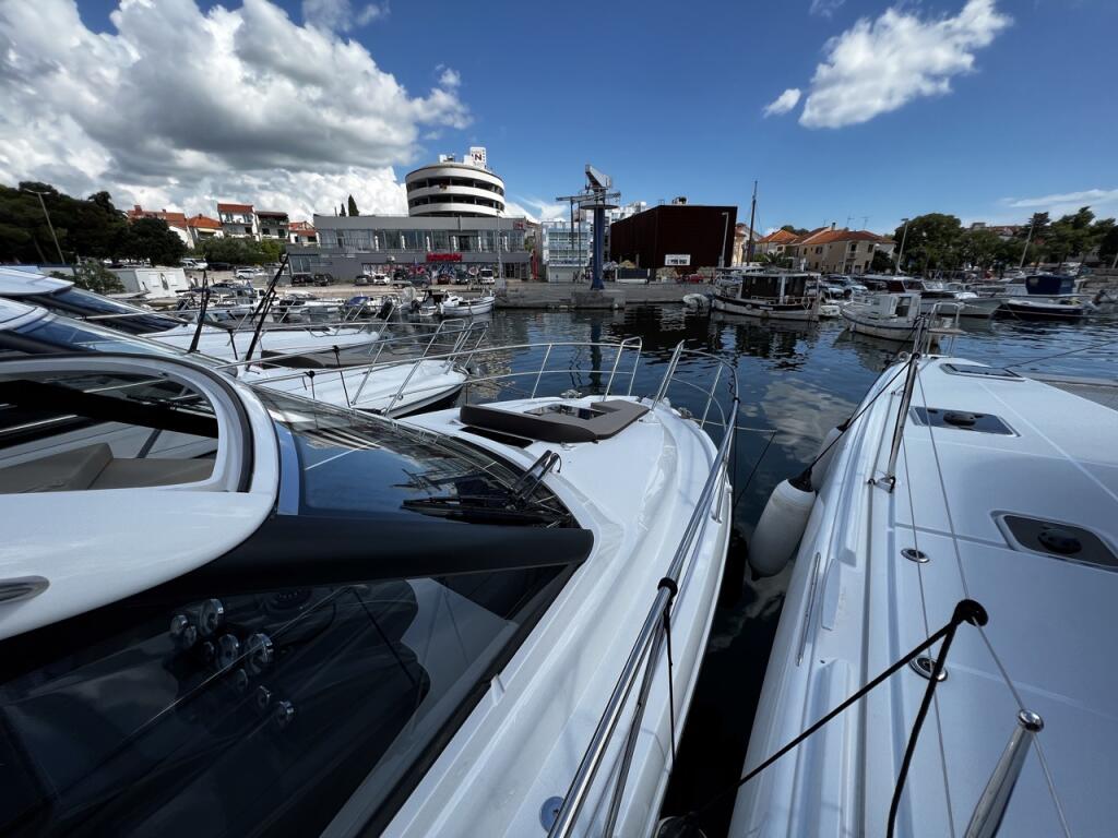 Motor boat 