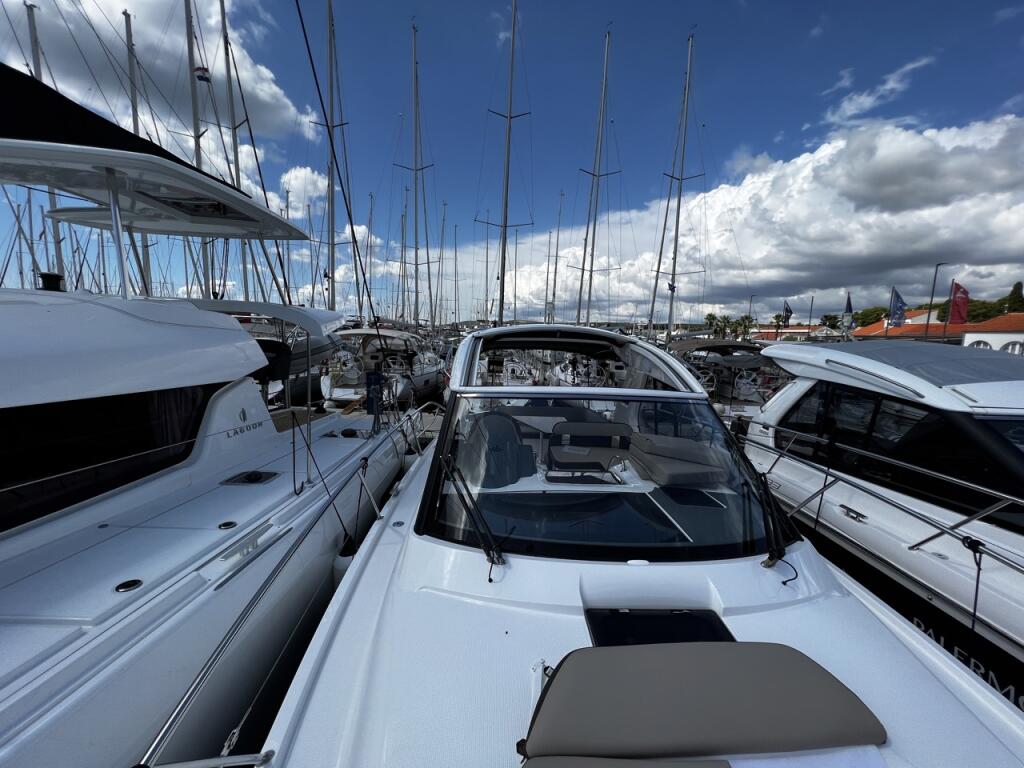 Motor boat 