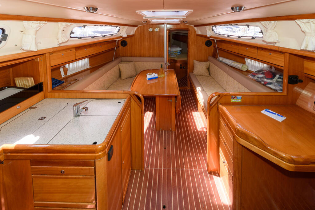 Sailing yacht 