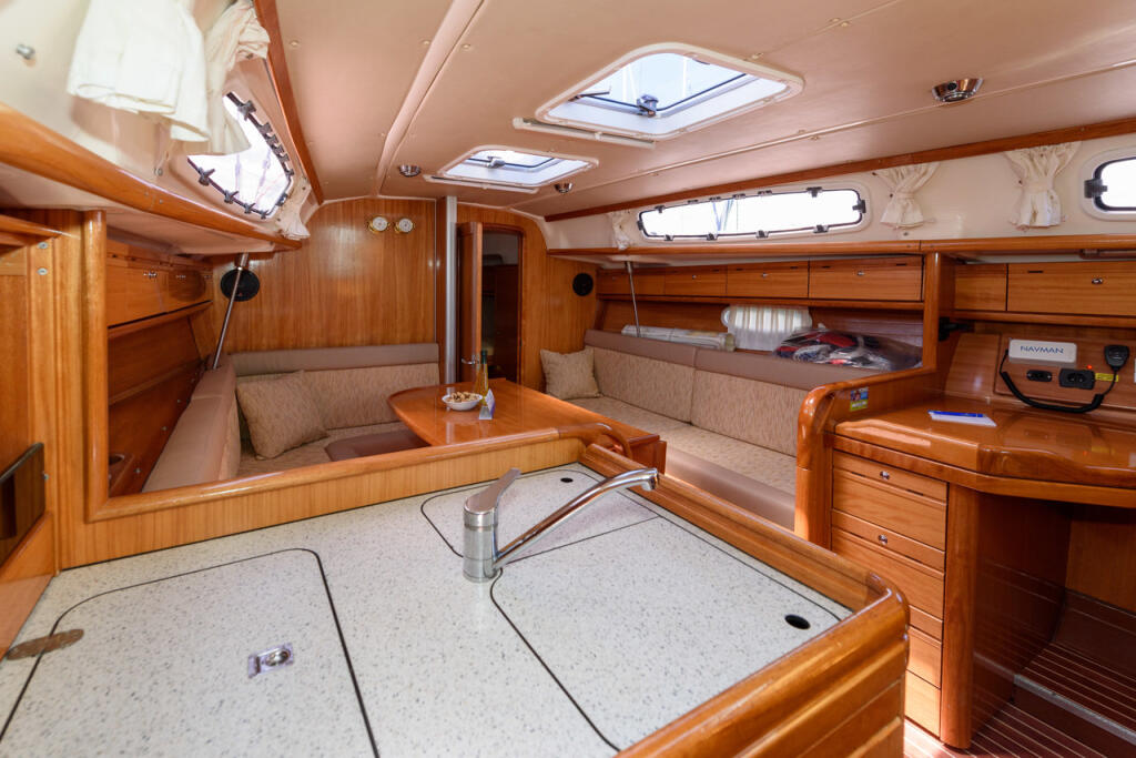 Sailing yacht 