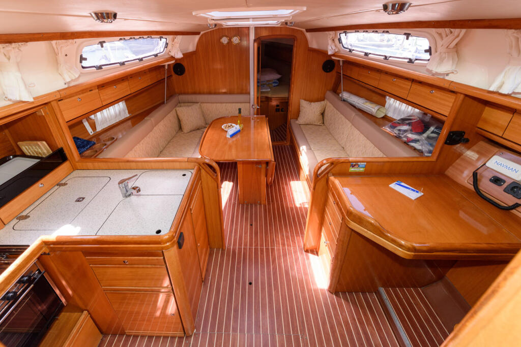 Sailing yacht 