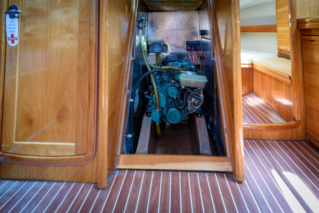 Sailing yacht 