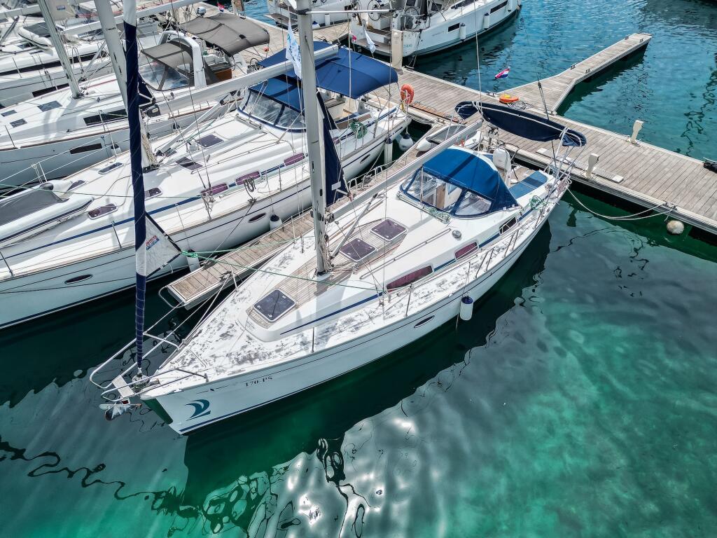 Sailing yacht 