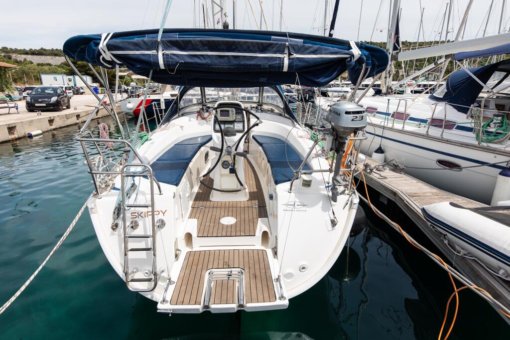 Sailing yacht 