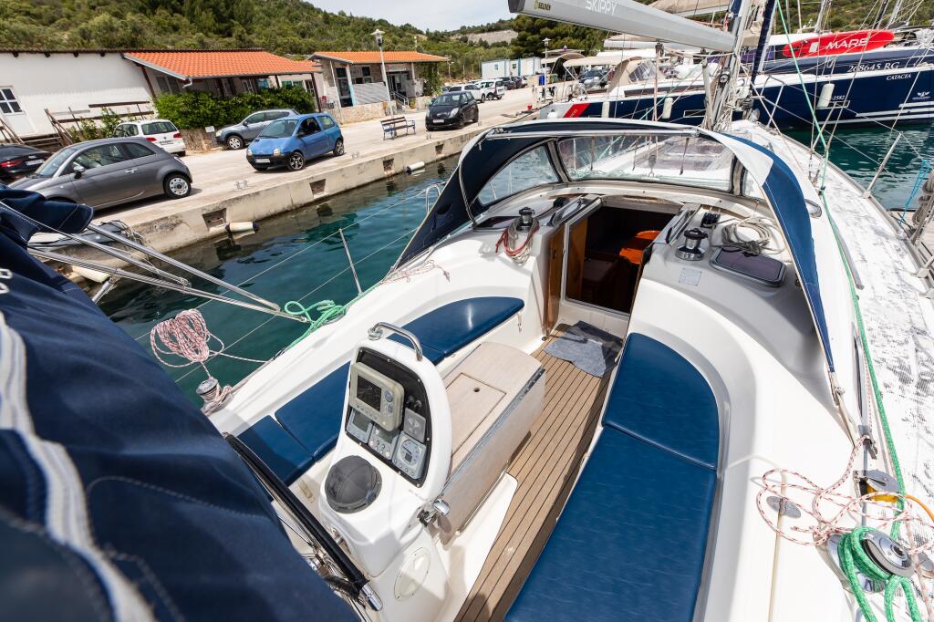 Sailing yacht 