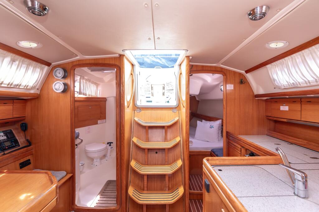 Sailing yacht 