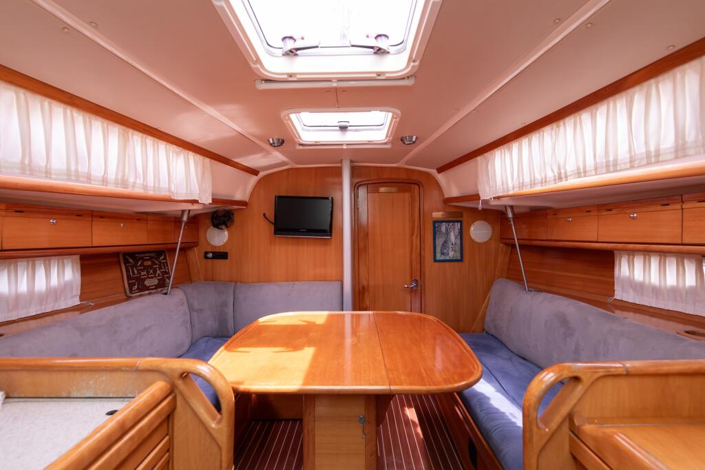 Sailing yacht 