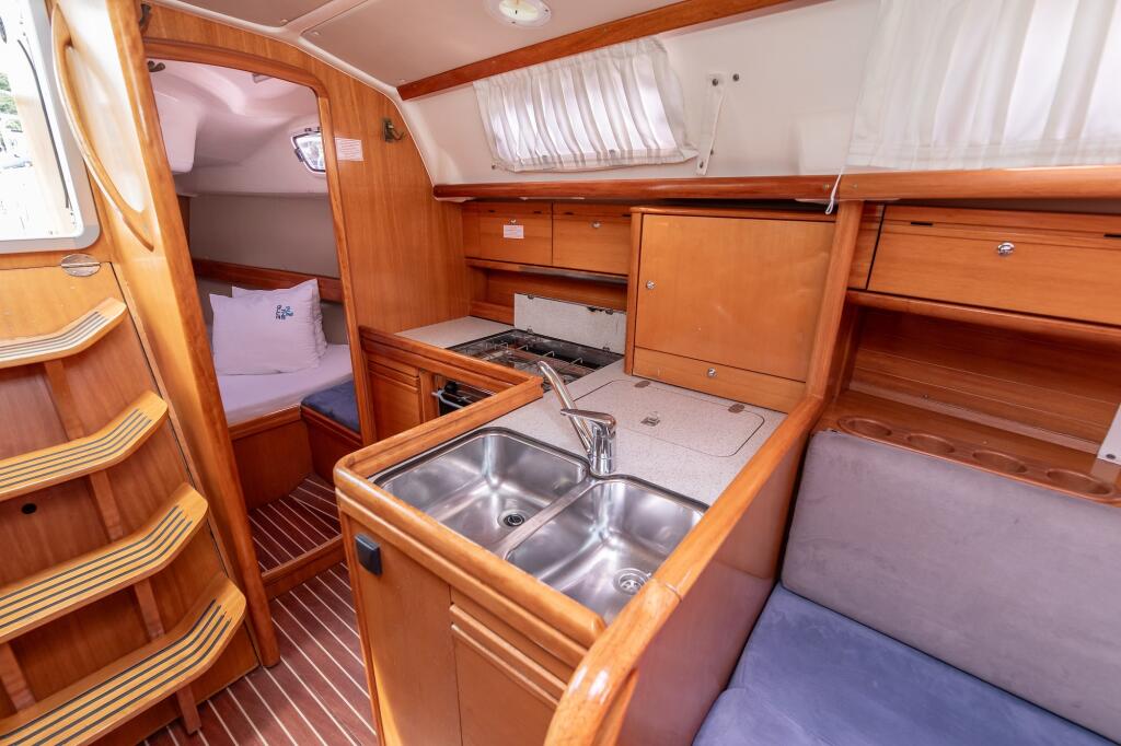 Sailing yacht 