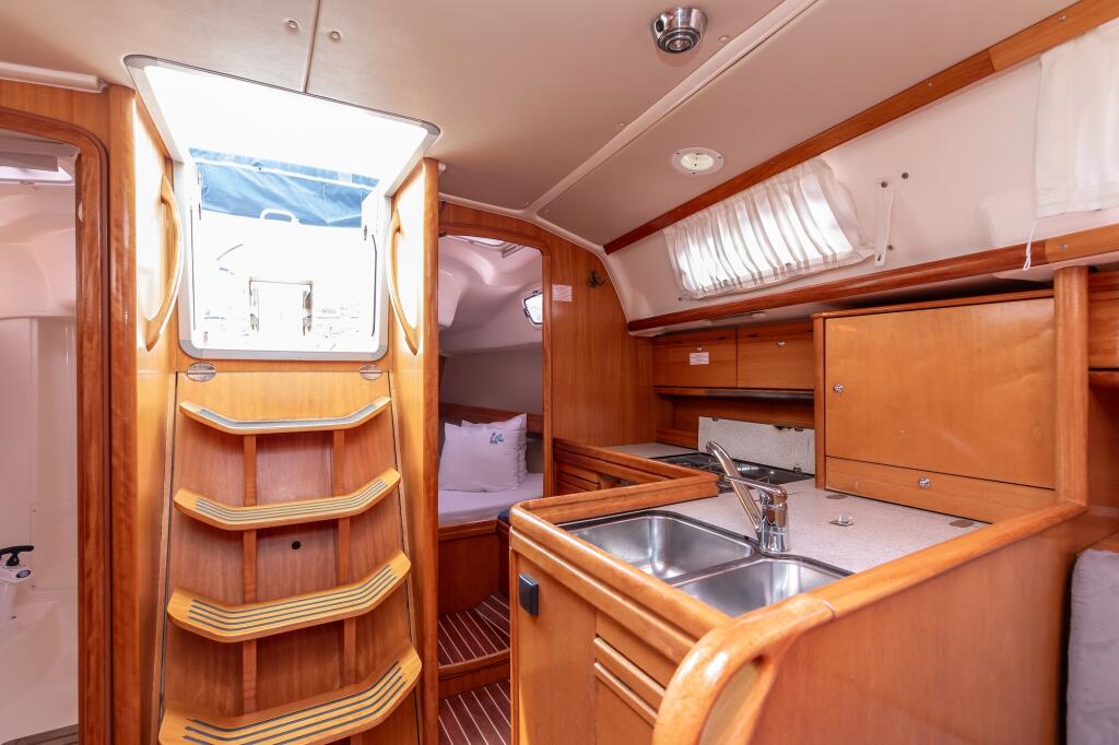 Sailing yacht 