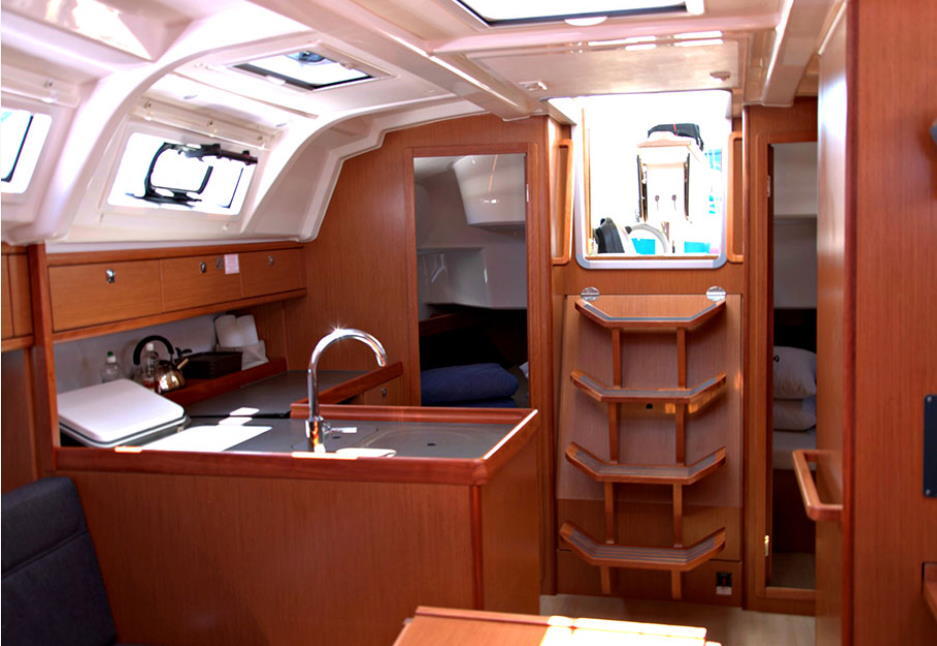 Sailing yacht 