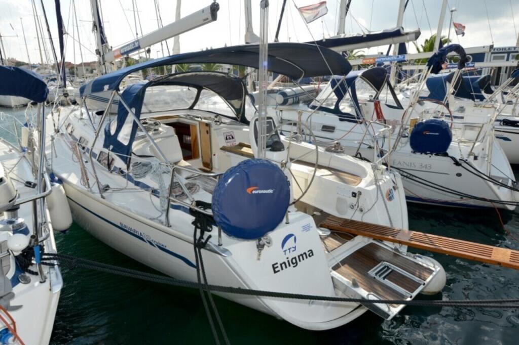Sailing yacht 