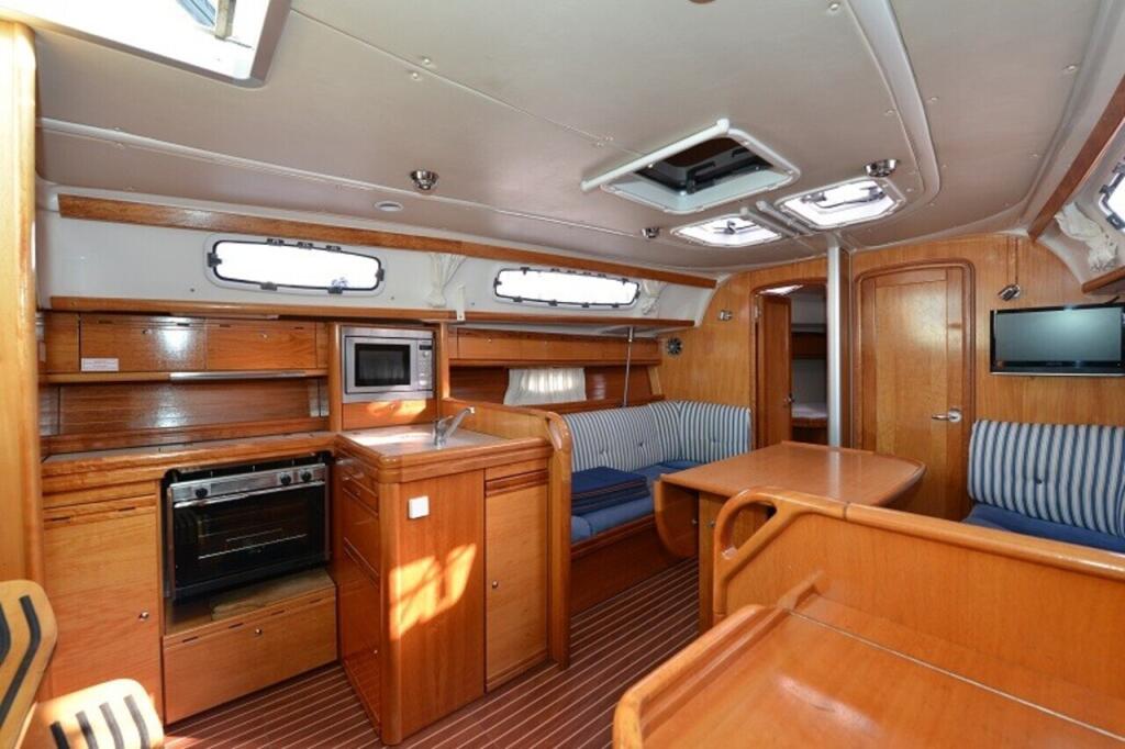 Sailing yacht 