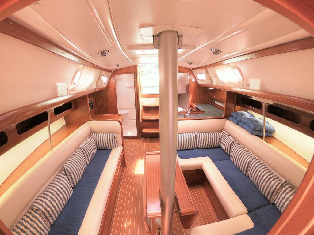Sailing yacht 