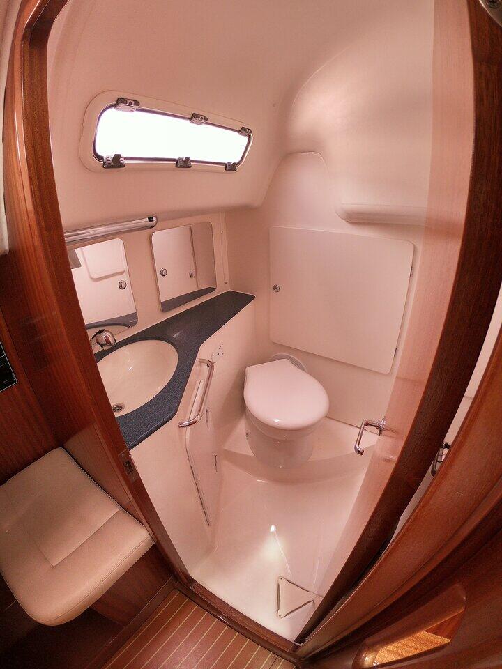 Sailing yacht 