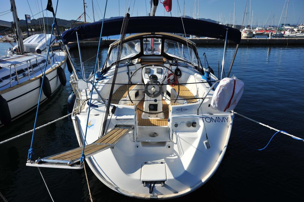 Sailing yacht 