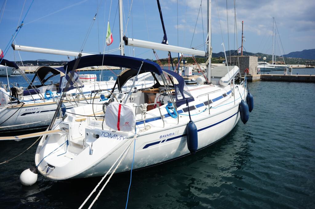 Sailing yacht 