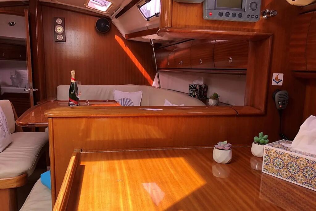 Sailing yacht 
