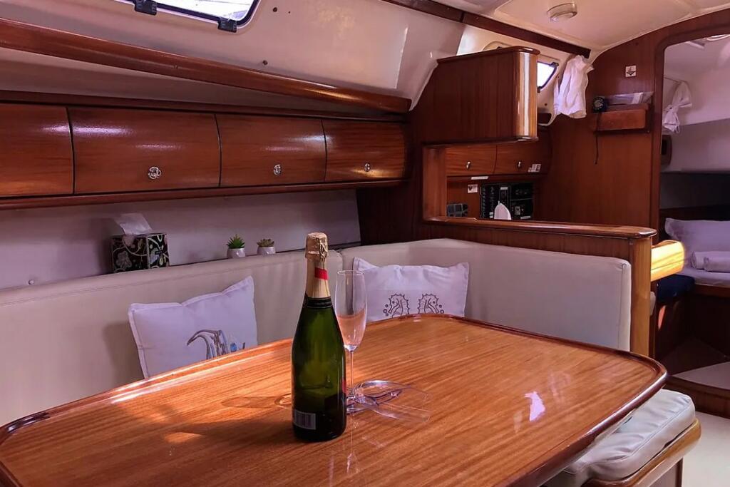 Sailing yacht 