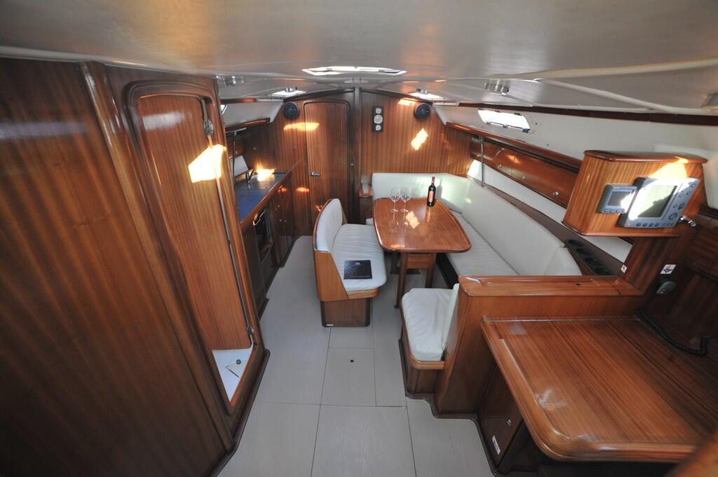 Sailing yacht 