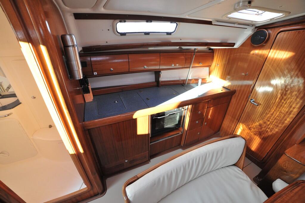 Sailing yacht 