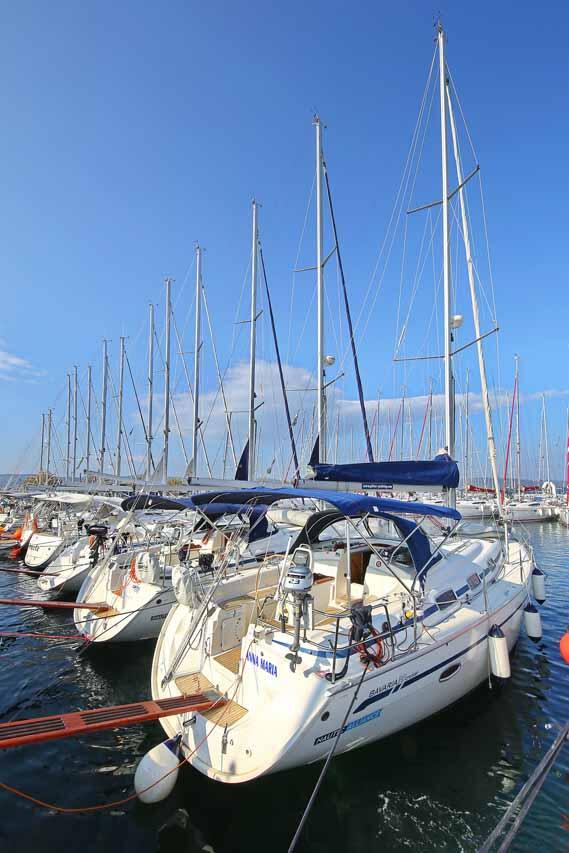 Sailing yacht 