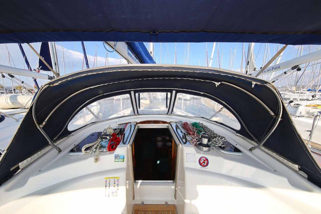 Sailing yacht 
