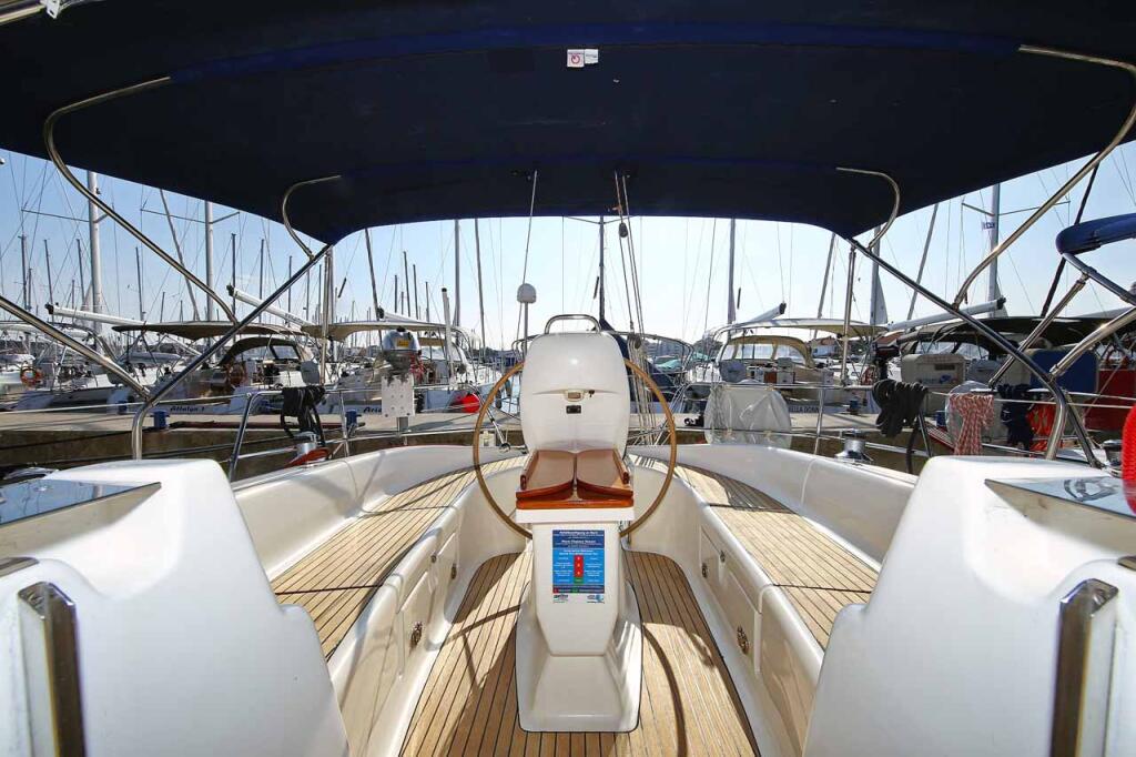 Sailing yacht 