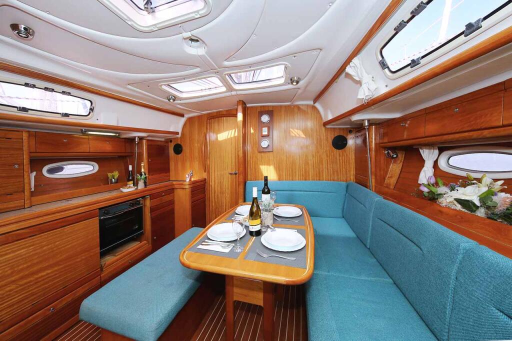 Sailing yacht 