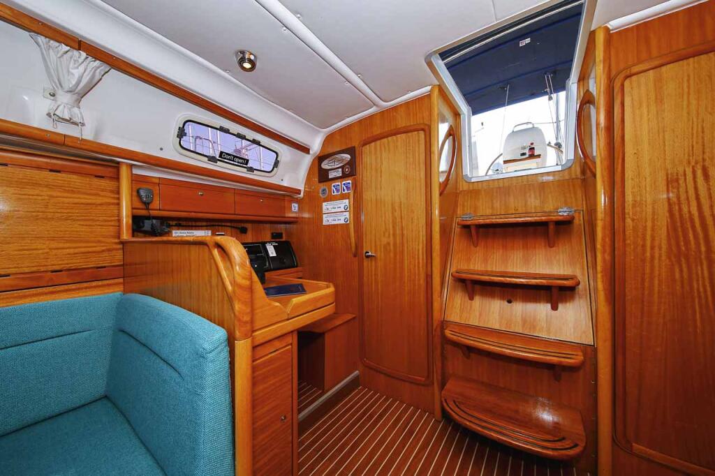 Sailing yacht 