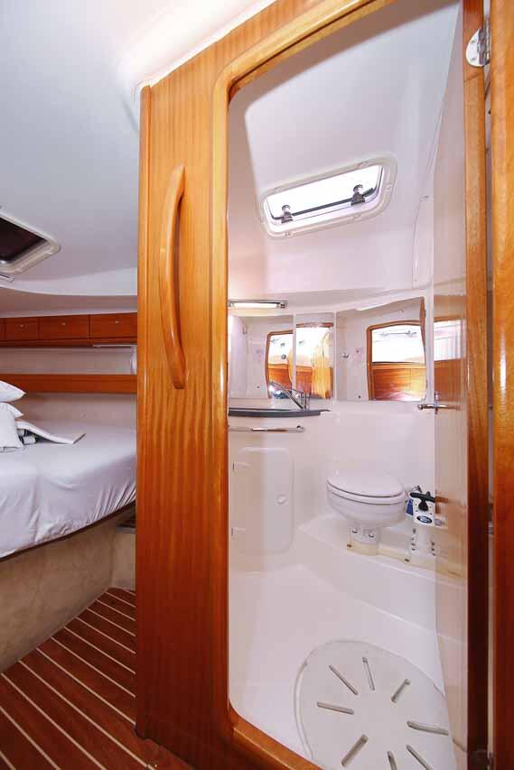 Sailing yacht 