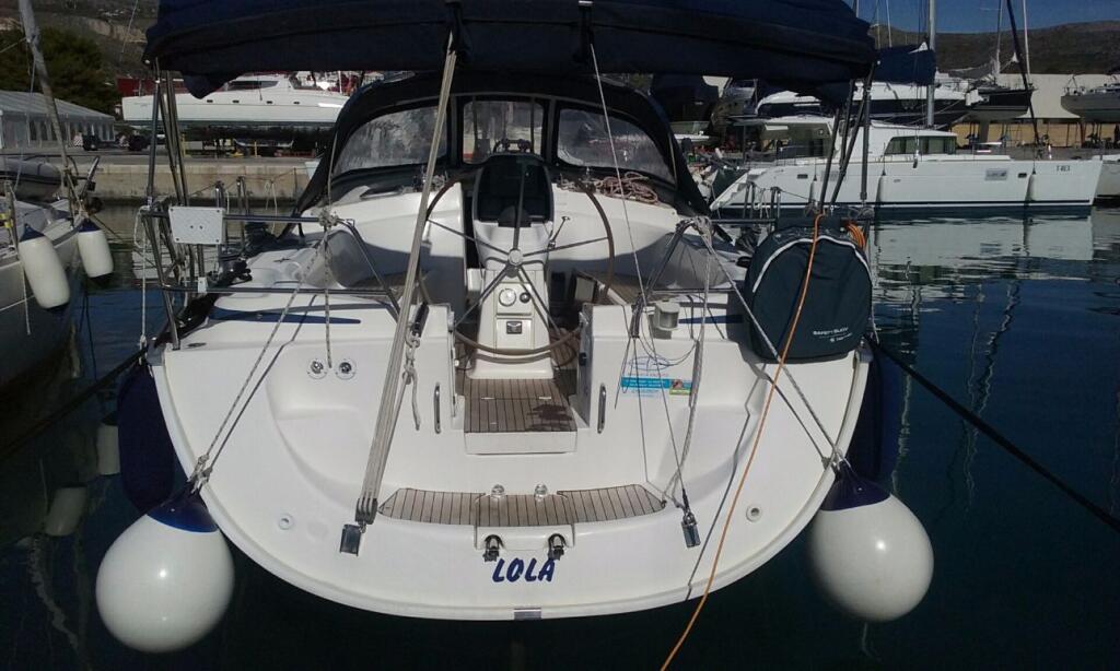 Sailing yacht 